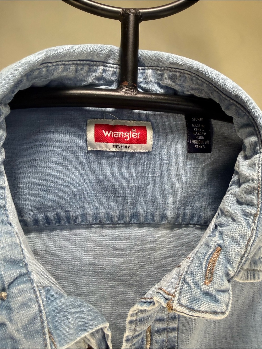 Women’s Wrangler Light Blue Short Sleeve Denim Button-Down Shirt - Picture 3 of 7